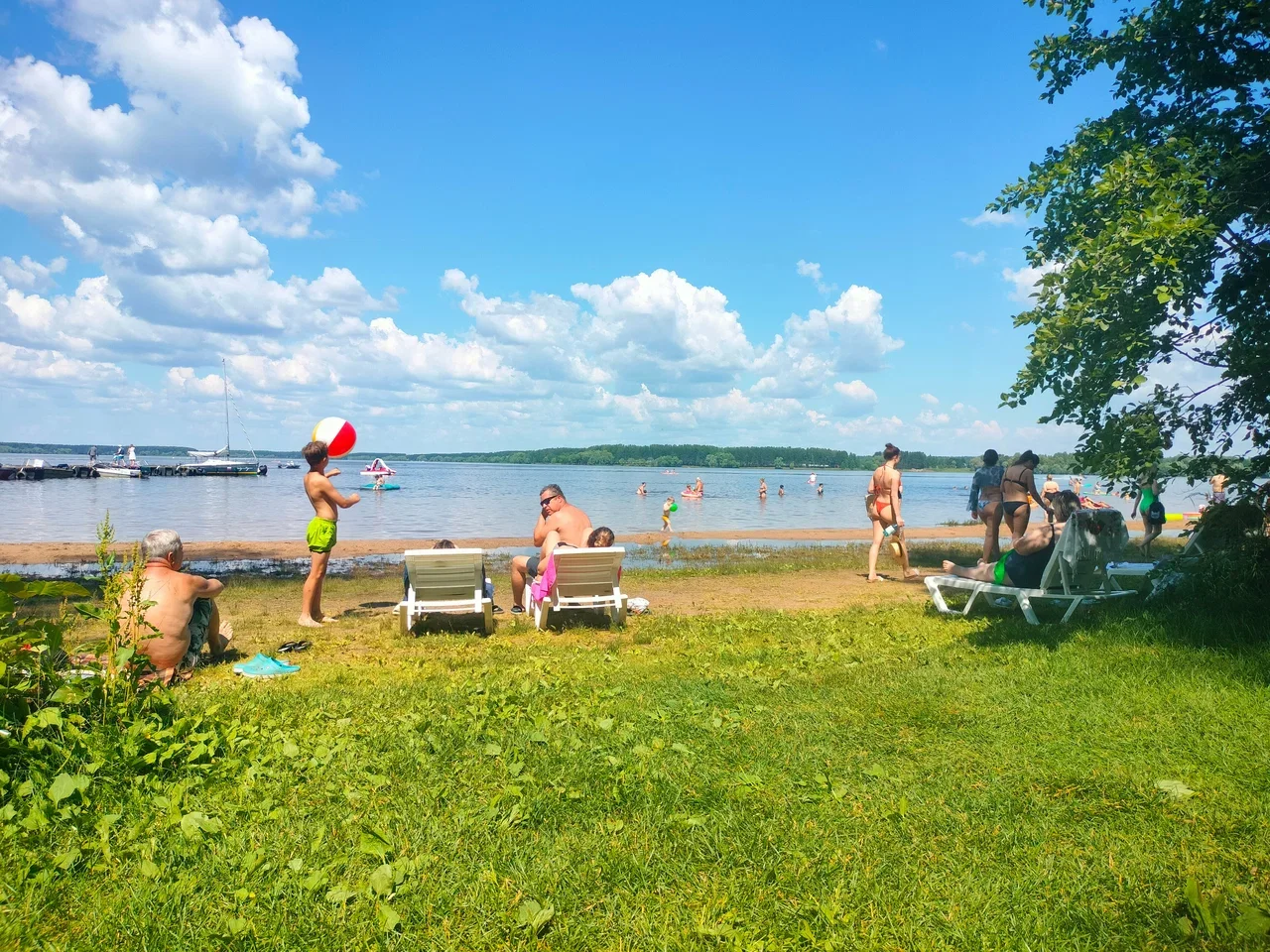 Фото Пляж на Можайском водохранилище (территория парк-отеля "Красновидово") - развлечение в Москве | Досугатор